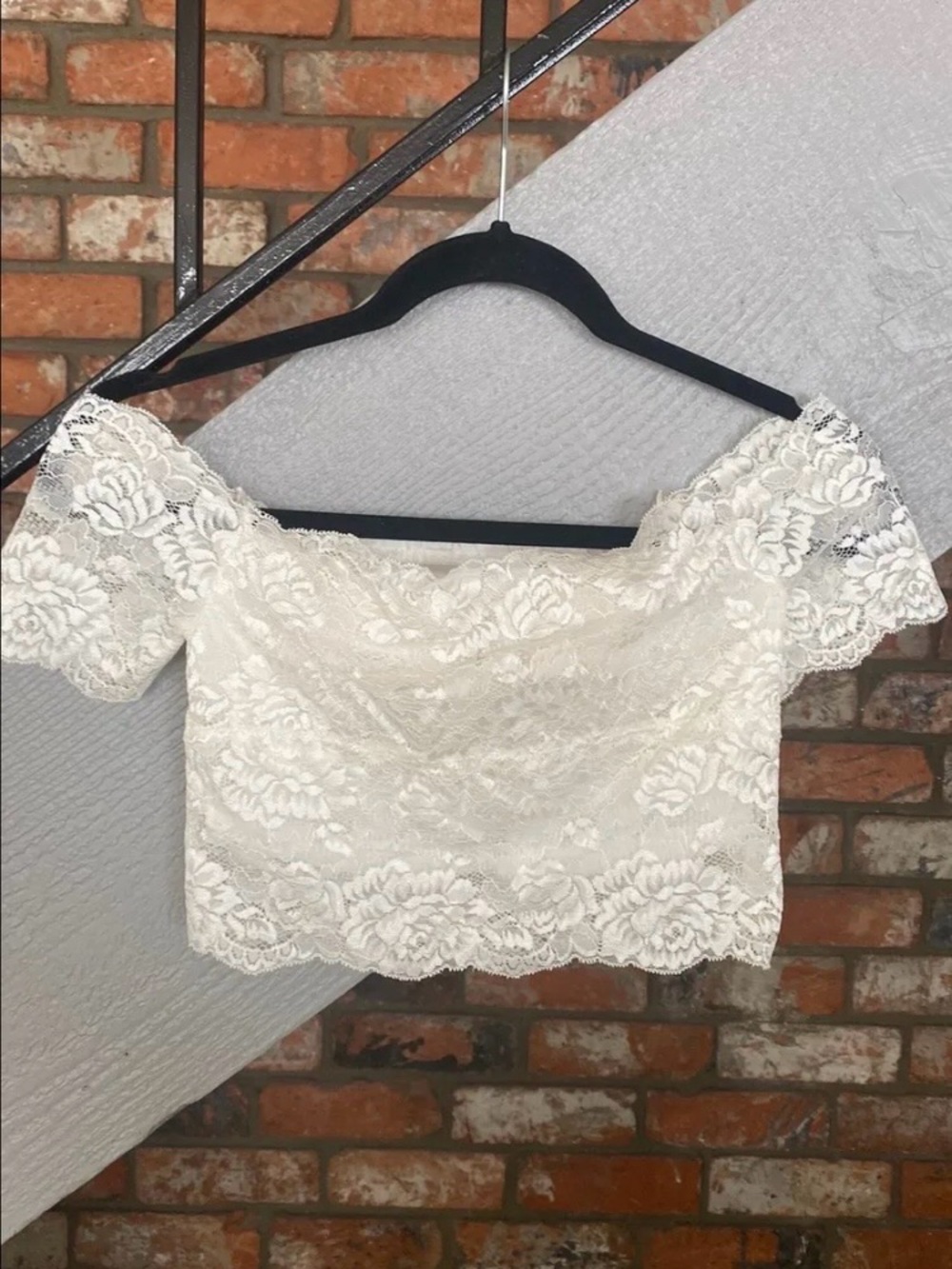 Off-Shoulder Floral Lace Crop Top in Cream